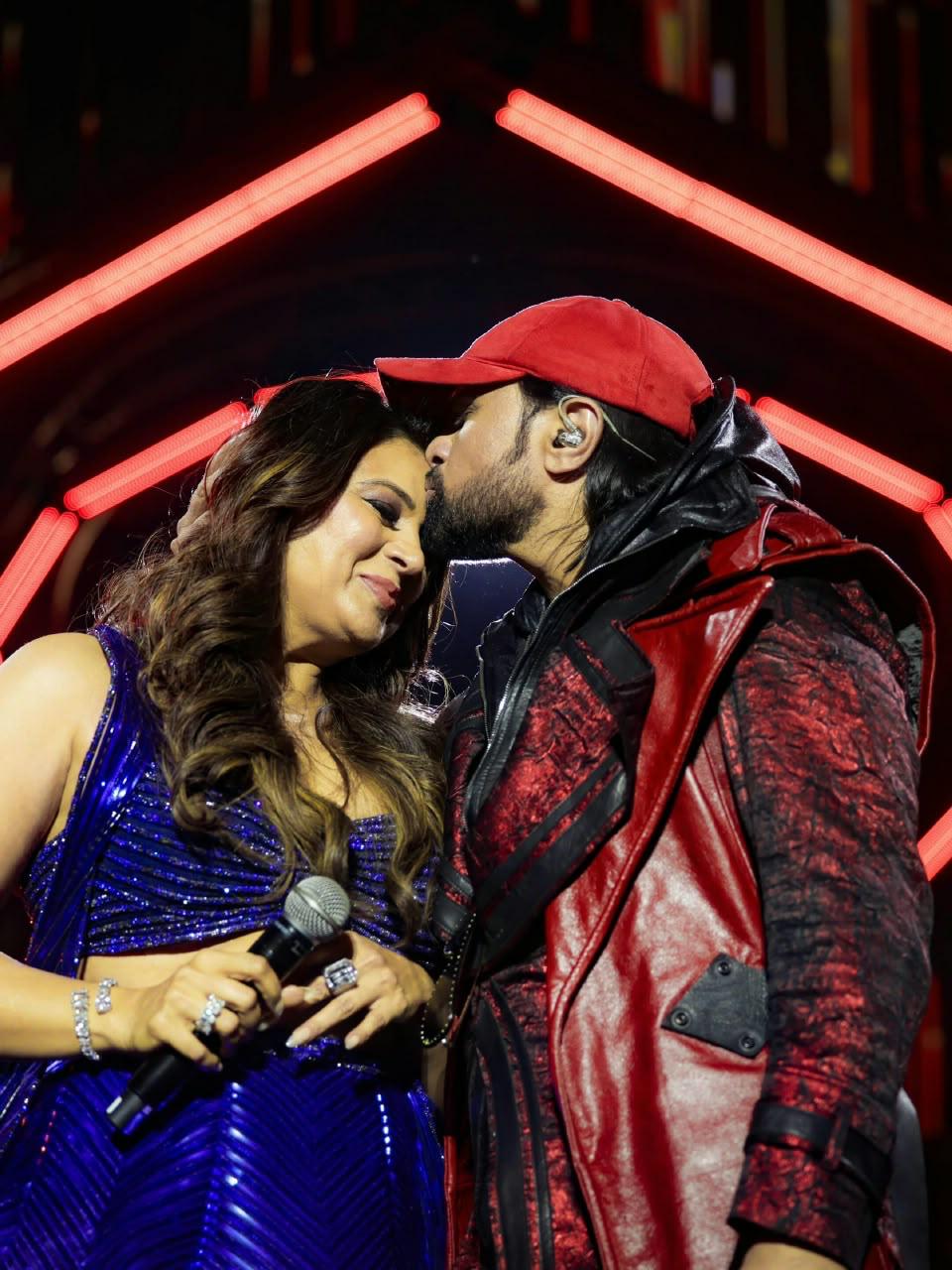 Himesh Reshammiya Stuns Audience with "Naak Se Gaaun Ya Khatarnaak Se" at a Packed Arena, Fans Respond with "Khatarnaak Se" as He Impresses the Crowd with Afsaana Banaaya Aapne