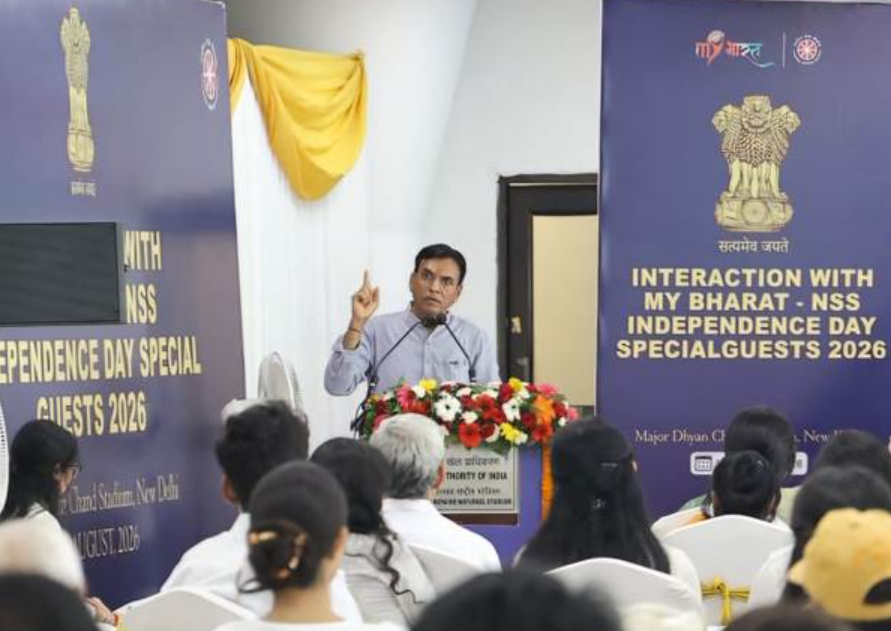 Union Minister Dr. Mansukh Mandaviya Interacts with MY Bharat-NSS Volunteers During Independence Day Celebrations
